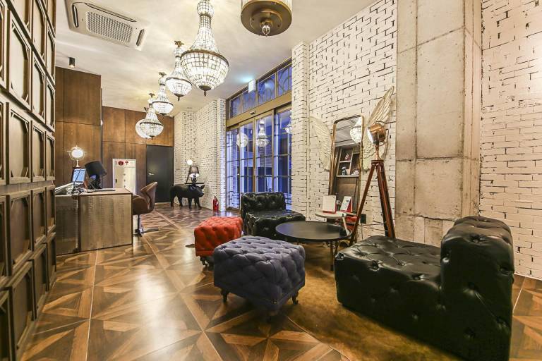 Lerocherrouge Hotel
