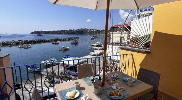 Serviced apartment with patio | Next to the beach | Pet-friendly in Procida