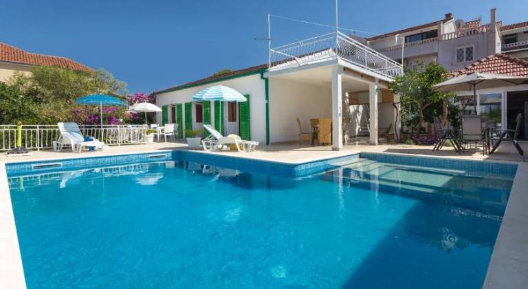 Vacation home with pool | Next to the beach | Pets allowed in Supetar
