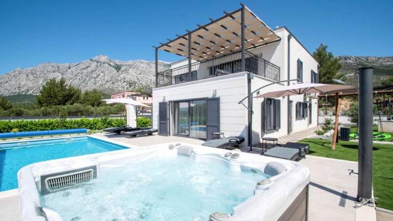 Fully equipped nice vacation home with terrace, yard & jacuzzi | Close to the beach | Pets are welcome in Orebic