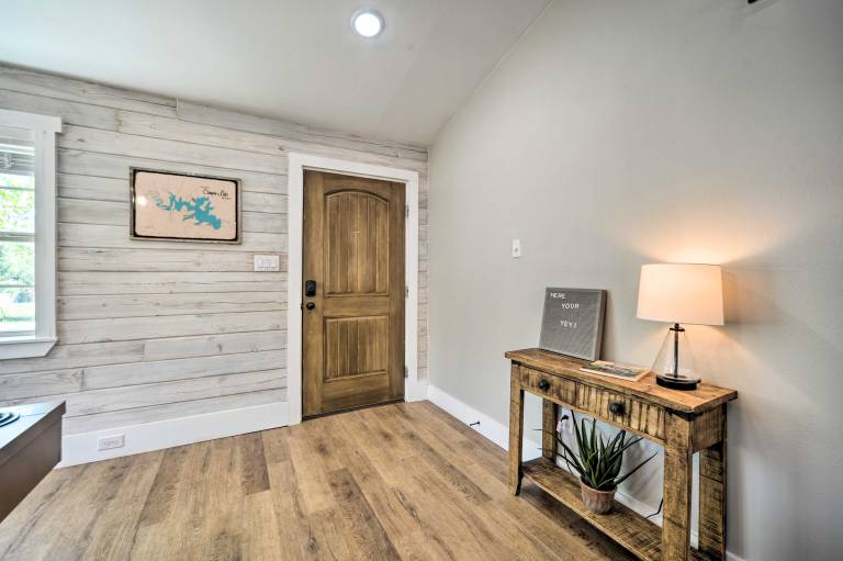 Gorgeous Cabin w/ Pergolas, Walk to River! — photo 4