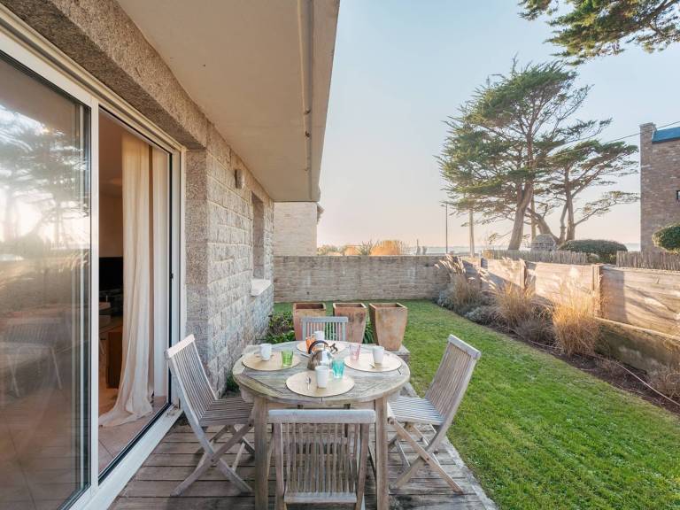 Rental apartment with yard in Carnac