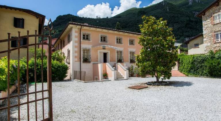 Villa with BBQ, pool & terrace in Camaiore