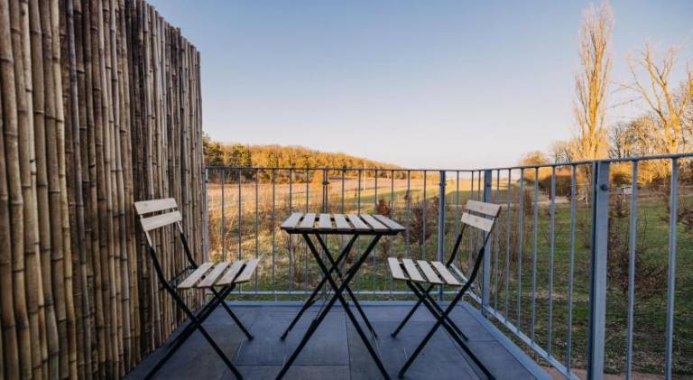 Holiday apartment with yard & patio — photo 5