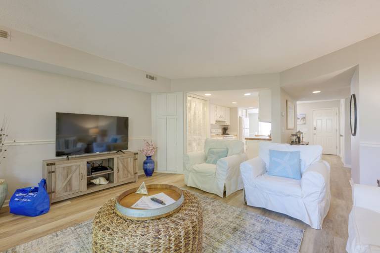 6 Beach Arbor: 1st Floor End Unit. Walk to the Beach, Poolside, Pet Friendly — photo 3