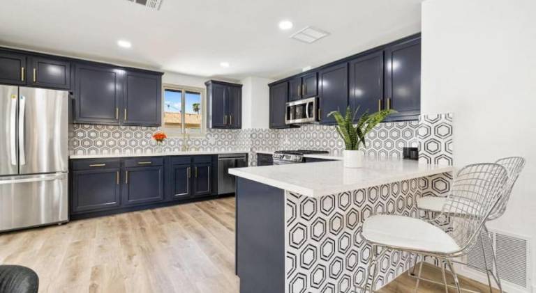 Fully equipped house with barbecue, garden & private pool | Suitable for remote work | Pets allowed in Palm Springs, CA