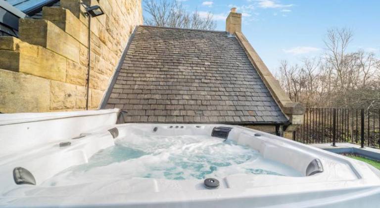 House with hot tub — photo 4