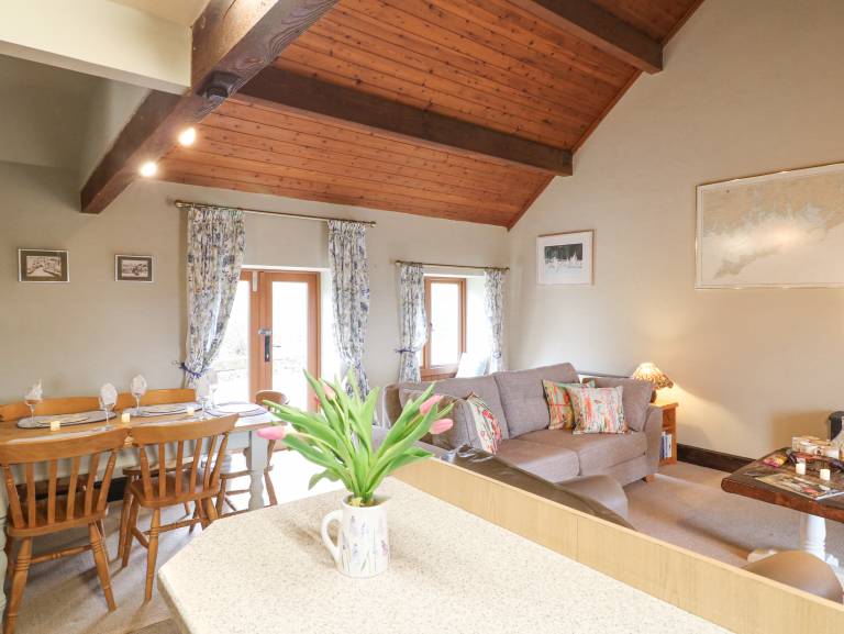 Cottage with garden — photo 4