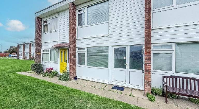 Homely Chalet To Hire In Scratby Nearby The Beach In Norfolk Ref 76166B in Great Yarmouth