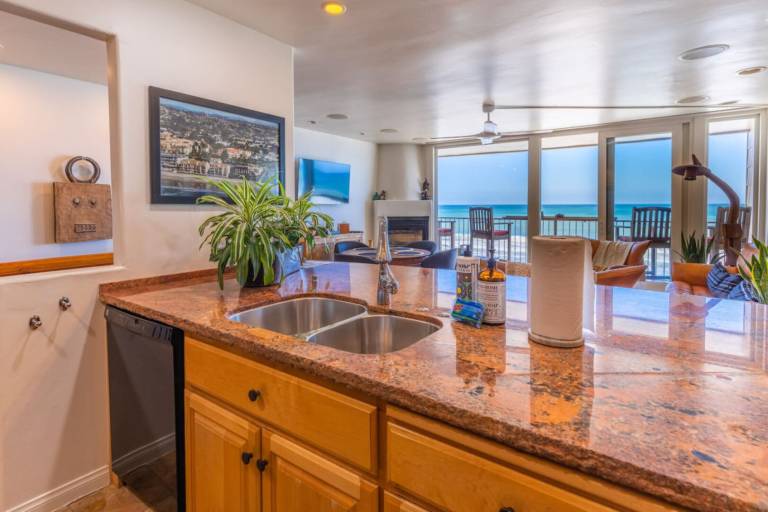Carlsbad Village Oceanfront Condo on the Beach — photo 4