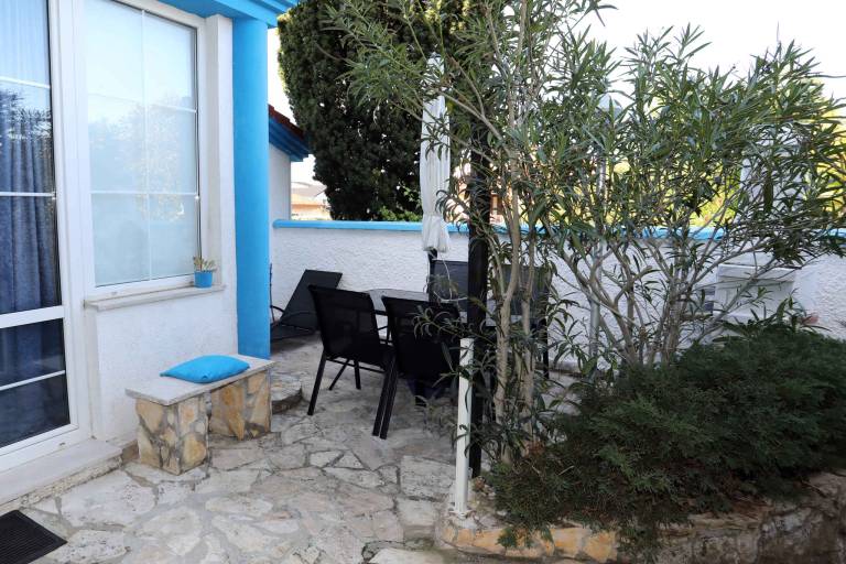 Apartment with terrace, BBQ & garden — photo 3