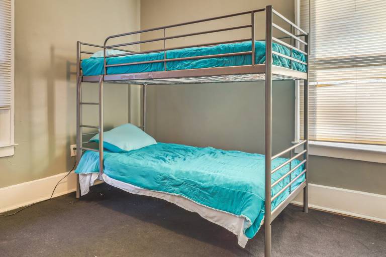 Children-friendly holiday apartment with garden & patio | Pets are welcome in Detroit, MI