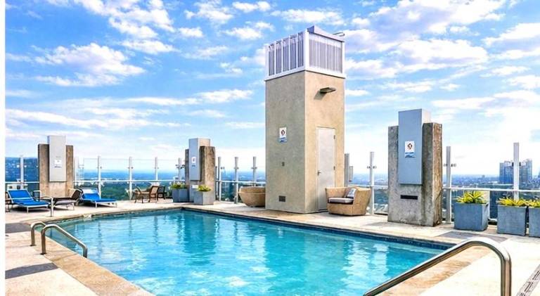 Fully equipped pleasant rental apartment with pool, BBQ & garden | Next to Bank of America Plaza | Perfect for remote work | Pets are welcome — photo 4