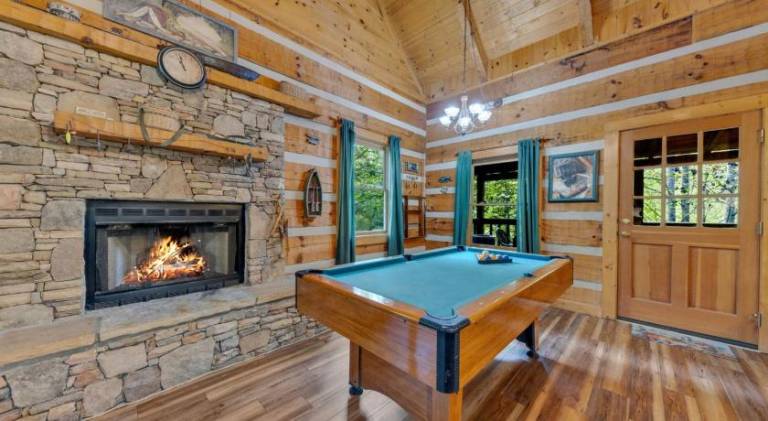 Whispers of the Smokies Hot Tub Pool Table Grill in Gatlinburg, TN