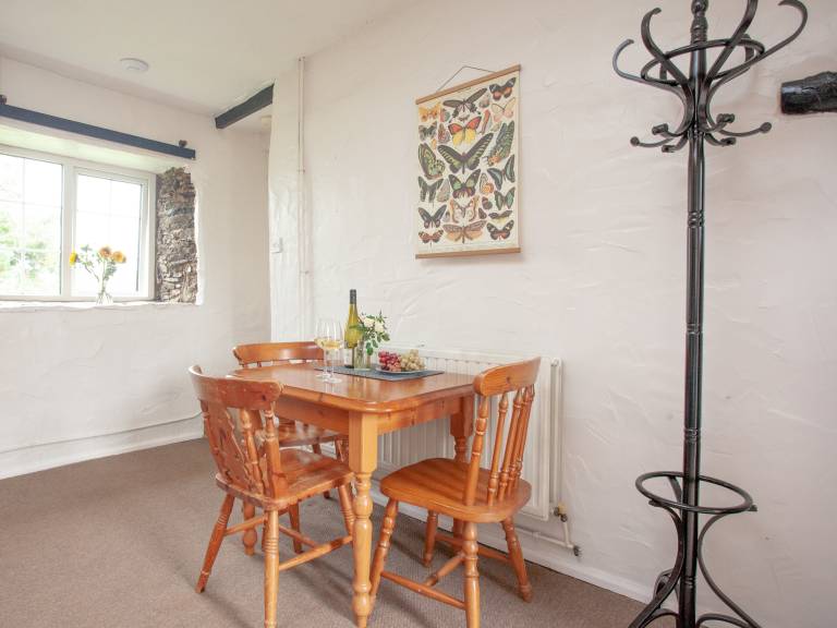 Cottage with yard — photo 4