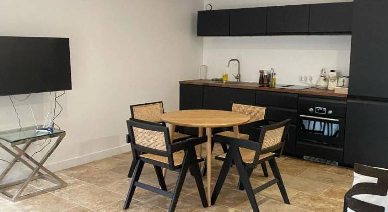 Apartment with patio — photo 5