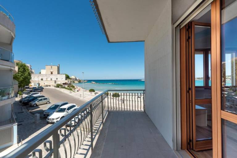 Holiday apartment with jacuzzi | Water view — photo 5