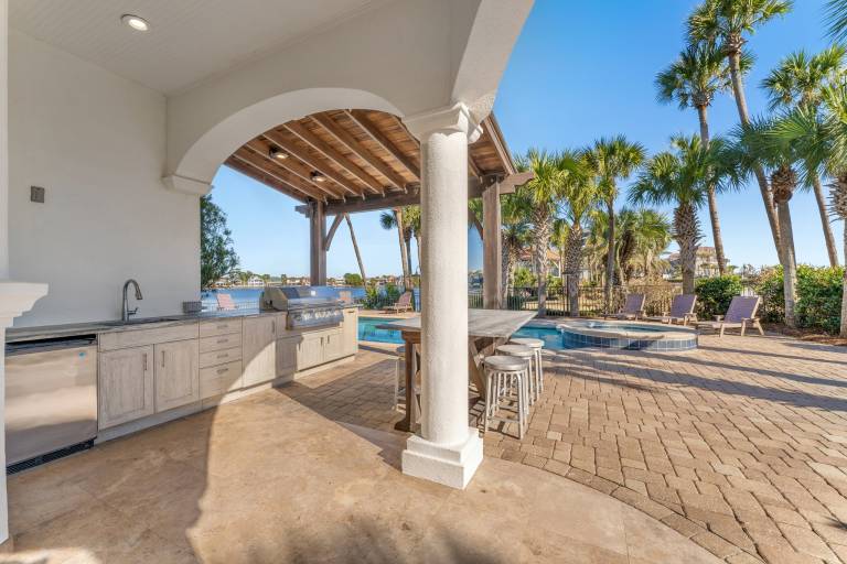 Children-friendly beautiful vacation home with yard, private pool & jacuzzi | Beach view | Pets are welcome — photo 2