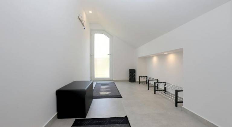 Apartment with yard, terrace & grill — photo 4