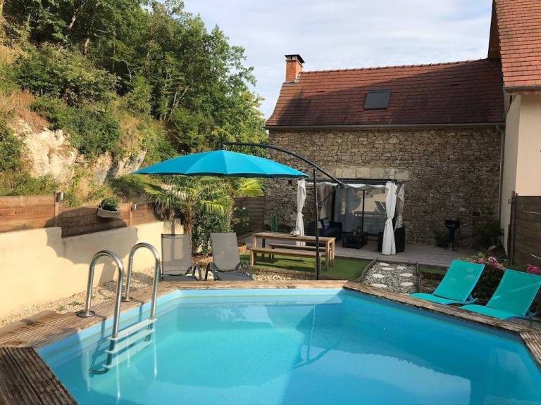 Charming vacation home with yard, terrace & barbeque | Pets are welcome in Beze