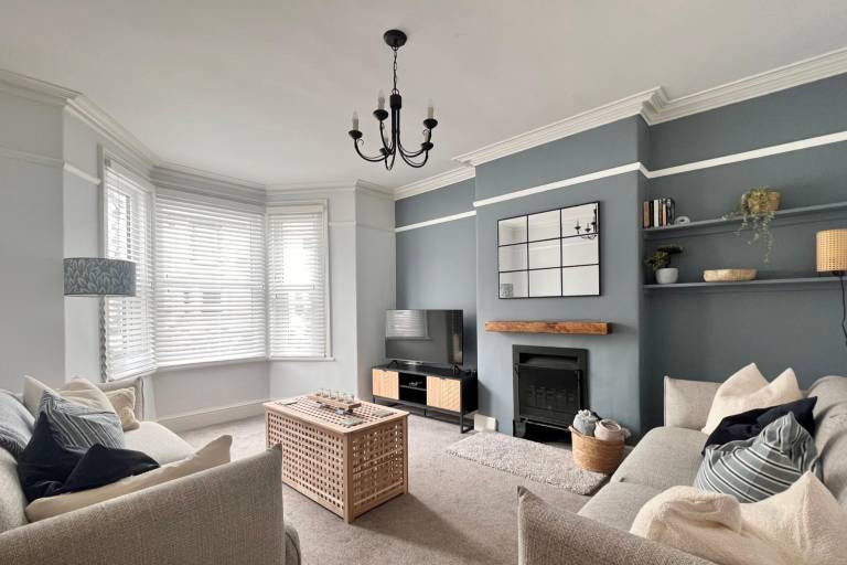 4 Bed House Sleeps 8 - Garden, Pets, Near Beach in Llandudno