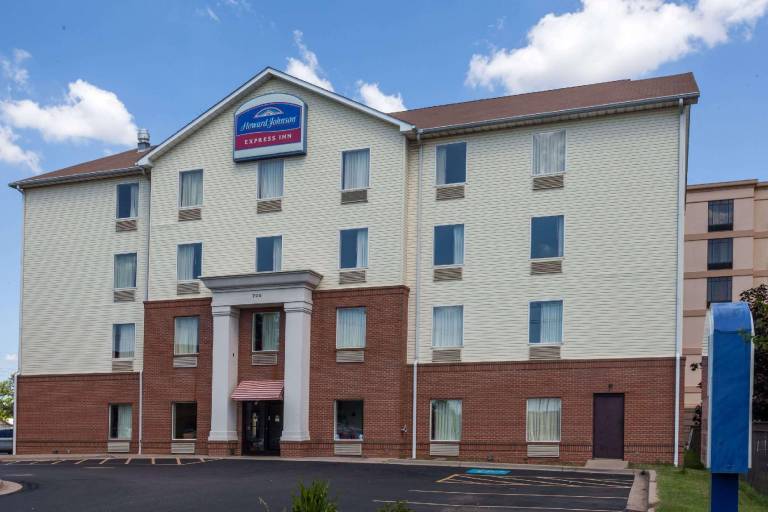 Howard Johnson Airport in Kent, IN