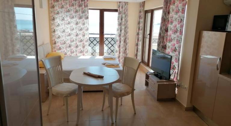 Holiday apartment with patio, pool & yard — photo 4
