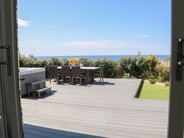 Cottage with hot tub, garden & terrace | Beach view — photo 4