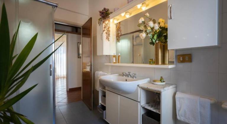 Welcome to Casa di Lucca - Your Friendly Retreat with Terrace and Parking — photo 2