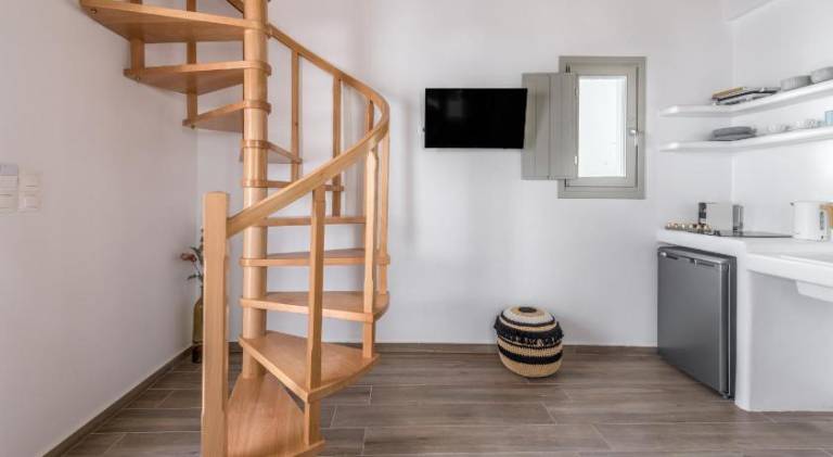 Apartment with patio — photo 5