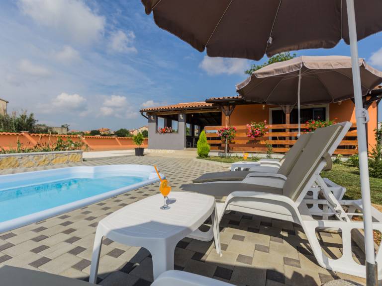 House with terrace, barbecue & private pool in Pula