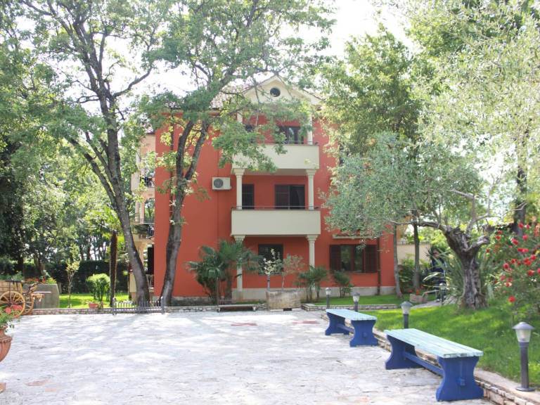 Pleasant rental apartment with yard, barbecue & pool | Dogs allowed — photo 4