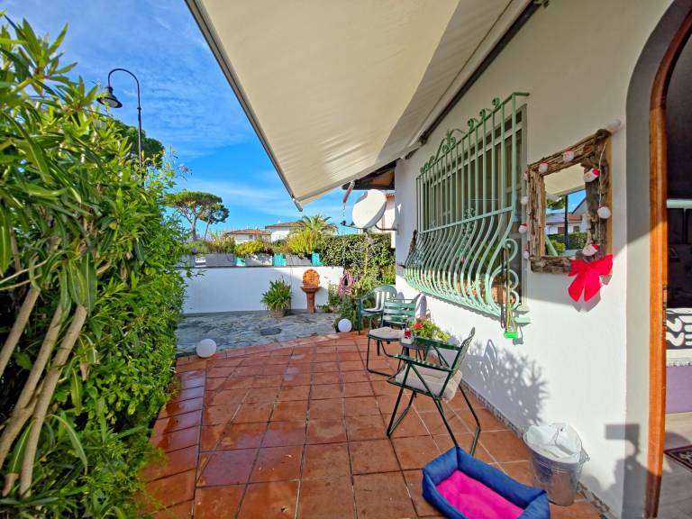 Villa with patio, yard & barbeque — photo 4