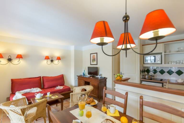 Apartment with pool — photo 4