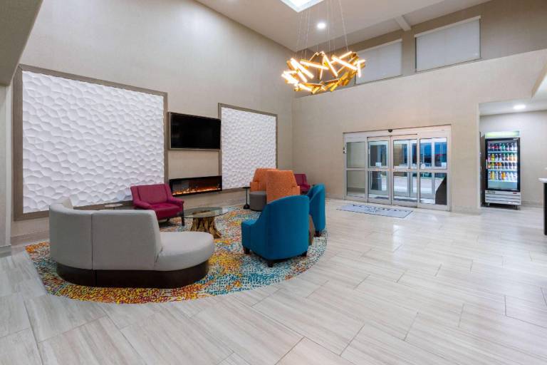 La Quinta Inn & Suites by Wyndham New Braunfels — photo 2