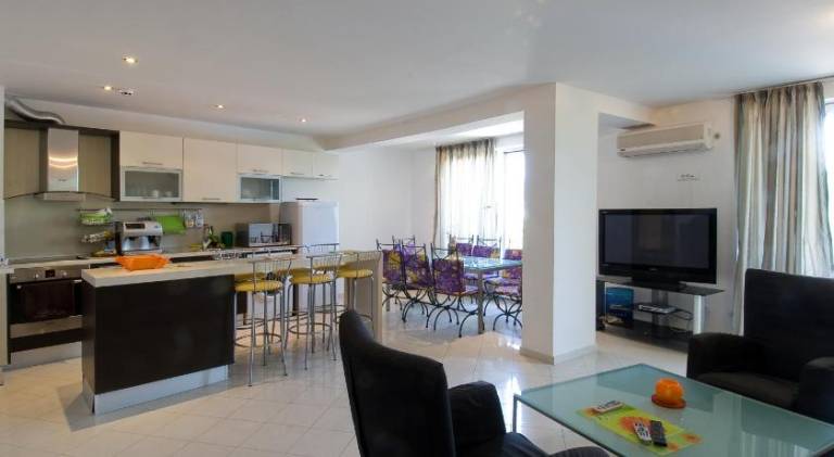 Serviced apartment with BBQ, yard & pool in Sveti Vlas
