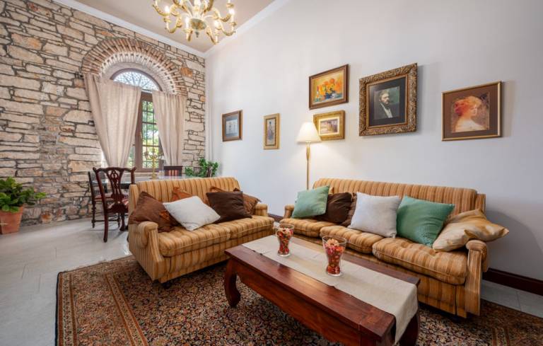 Villa with BBQ, patio & yard | City view — photo 4