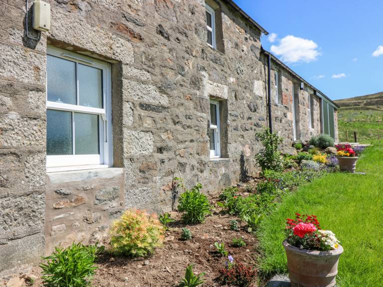 Children-friendly beautiful cottage with patio & garden | Pets allowed — photo 5