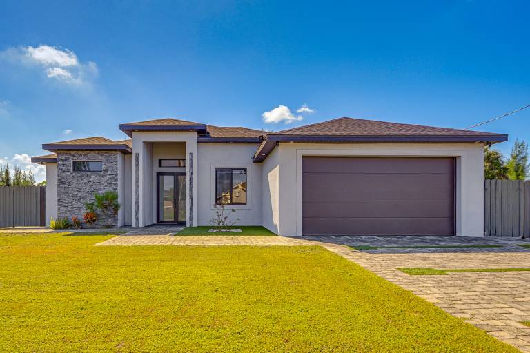 Poolside Lounge w/ Bar & Kitchen: Cape Coral Home — photo 4