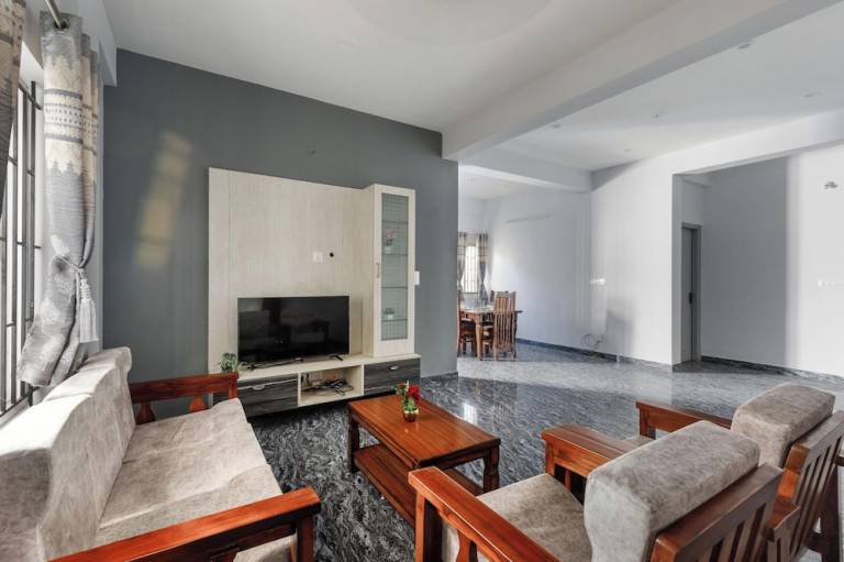 Apartment 4th T Block East