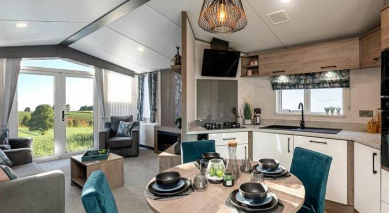Lodge with patio, jacuzzi & yard | Pets allowed — photo 3