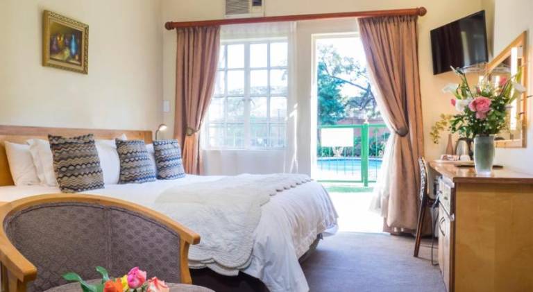 Charming lodge with pool, garden & grill | Pet-friendly — photo 2