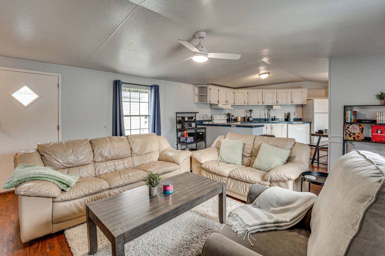 4 Mi to UF Campus! Game Day Getaway w/ Pool Access in Gainesville, FL