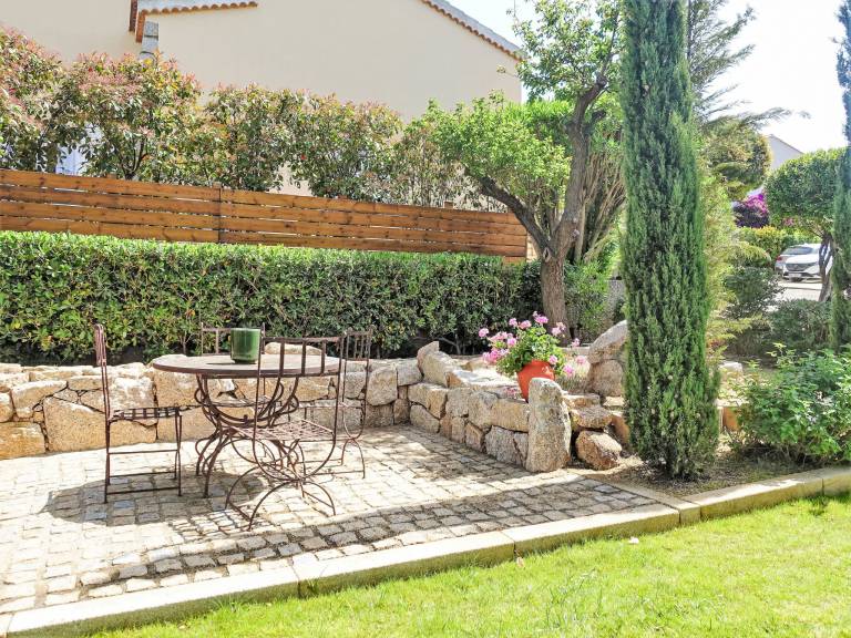 Holiday apartment with pool, terrace & garden — photo 3