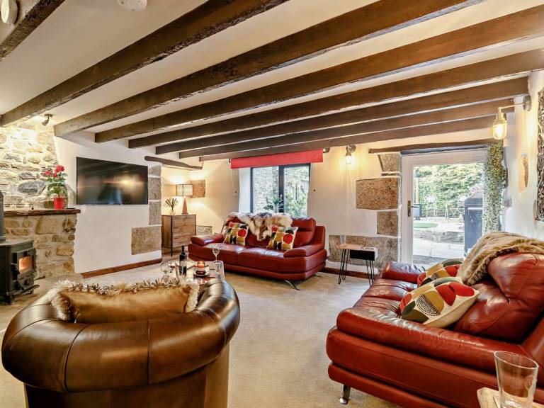 Charming cottage with barbecue, hot tub & patio | Pets are welcome — photo 2