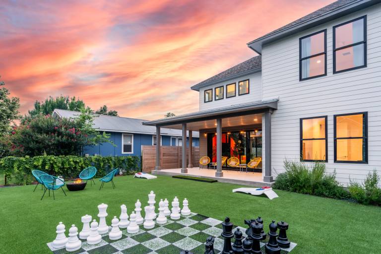 Queen s Gambit 7 Minutes from Downtown Sleeps 16