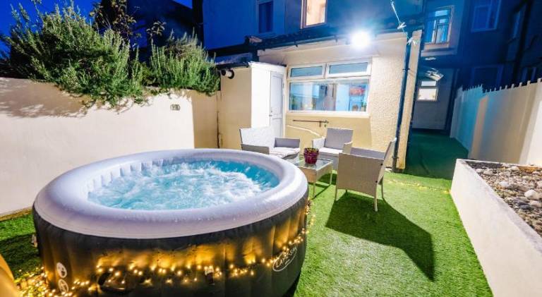 House with jacuzzi | Good for workation | Pets allowed in Cardiff