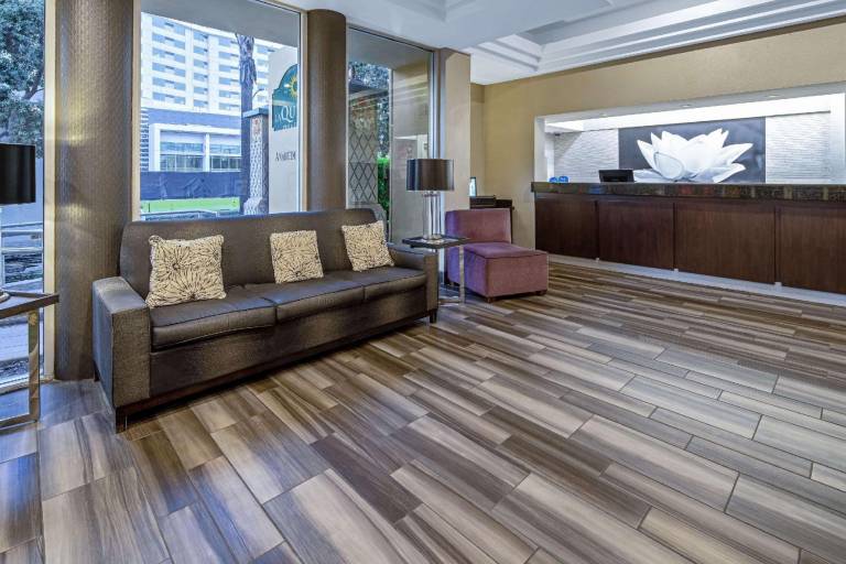 La Quinta Inn & Suites by Wyndham Anaheim — photo 3
