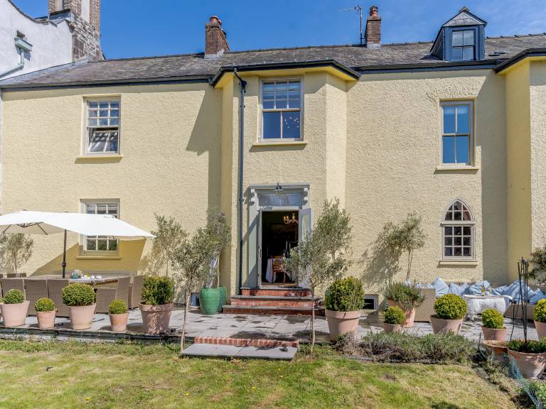 Cottage with terrace, barbeque & yard in Carmarthen