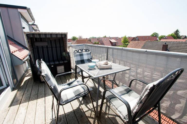 Neuzeitlich und modern: Die helle Wohlfühl- Obergeschoss-Maisonette- Wohnung (Neubau, bezugsfertig seid 04-2017) bietet Platz für 4 Personen und 1 Kleinkind. Auf dem kleinen, kuscheligen Balkon mit Strandkorb macht das Sonnenbaden richtig Spaß. in Wittmund